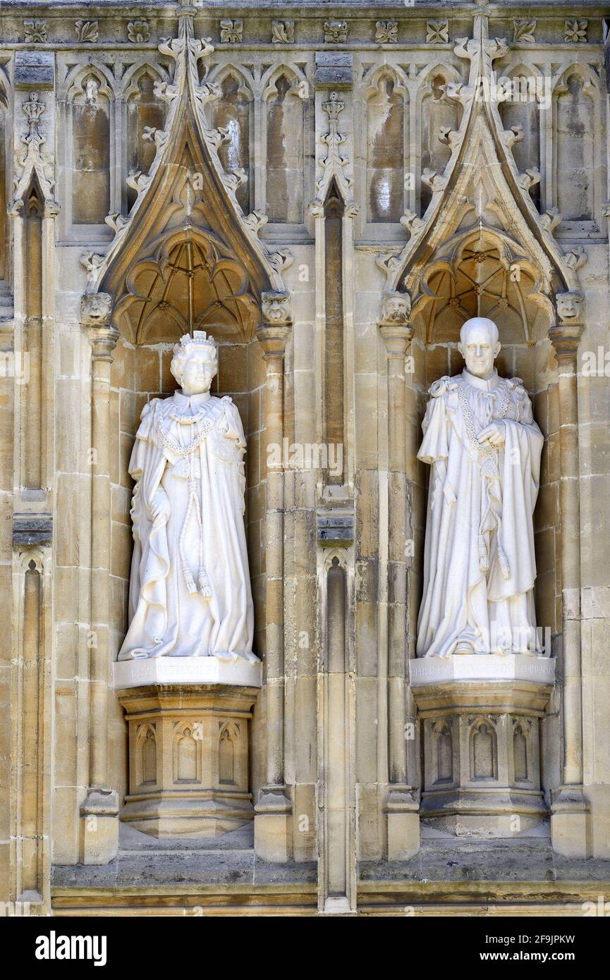 Canterbury, Kent, Regno Unito. Cattedrale di Canterbury: Statue della Regina Elisabetta II e del Principe Filippo, Duca di Edimburgo (di Nina Bilby) svelate dalla Regina i. Foto Stock