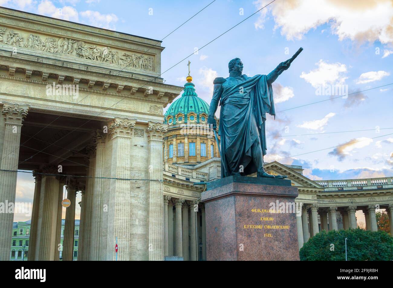 SAN PIETROBURGO, RUSSIA - 3 OTTOBRE 2016. Monumento al Principe Mikhail Kutuzov e alla Cattedrale di Kazan a San Pietroburgo, Russia - architectu Foto Stock