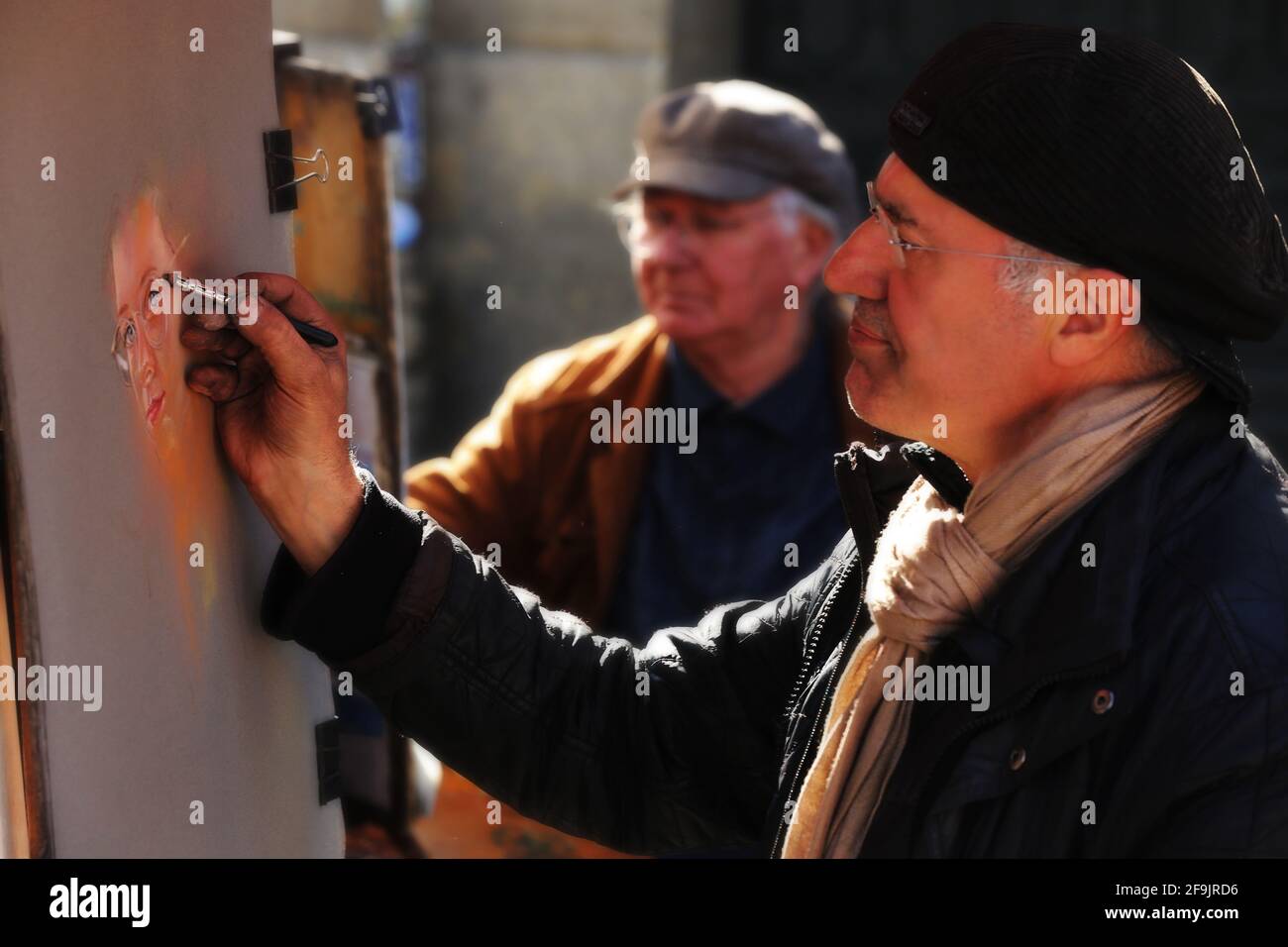 Pariser Künstler zeichnen ein Porträt mit Kohelstiften auf dem Montmatre a Parigi, in Francia Foto Stock