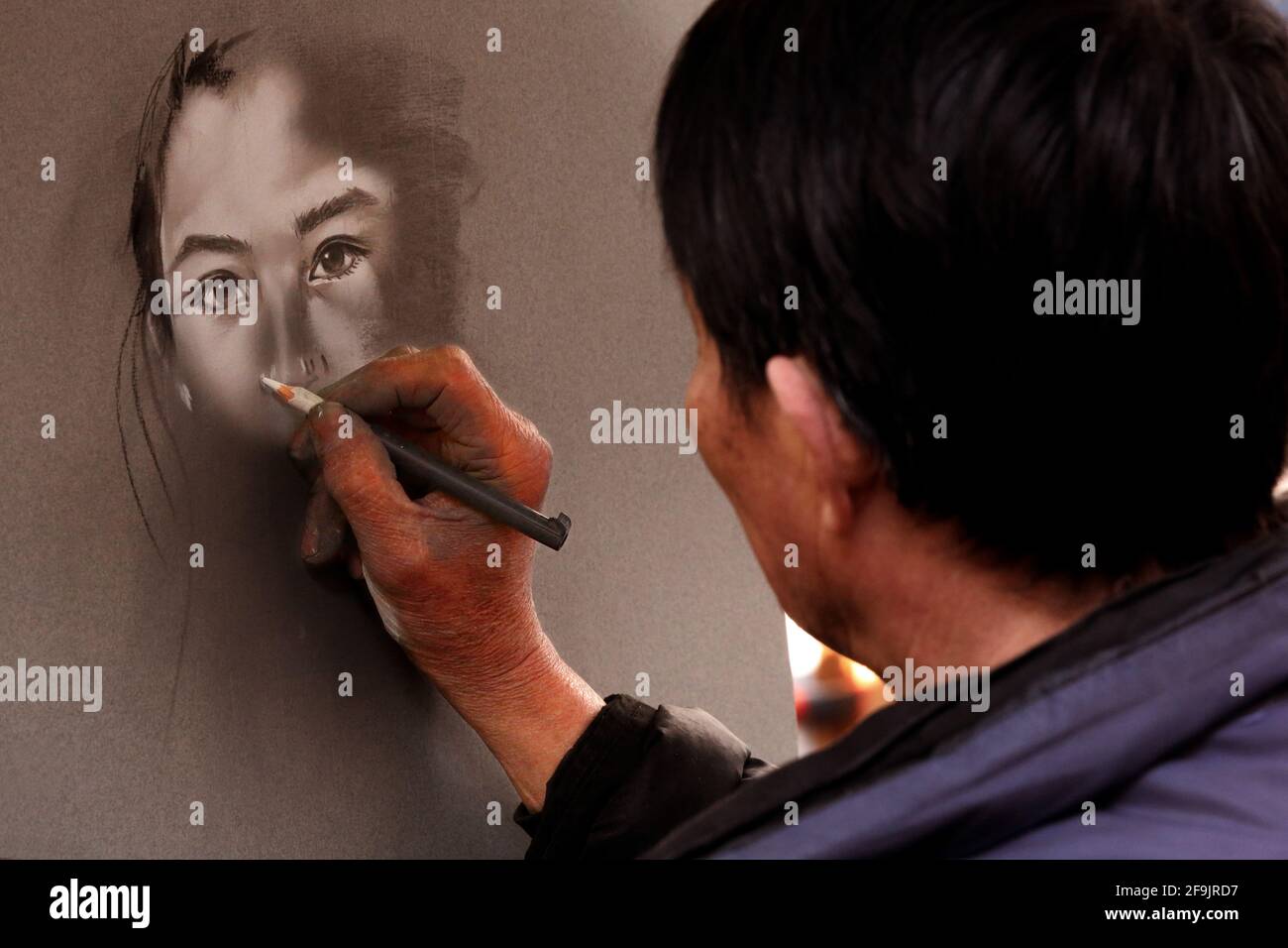 Pariser Künstler zeichnen ein Porträt mit Kohelstiften auf dem Montmatre a Parigi, in Francia Foto Stock