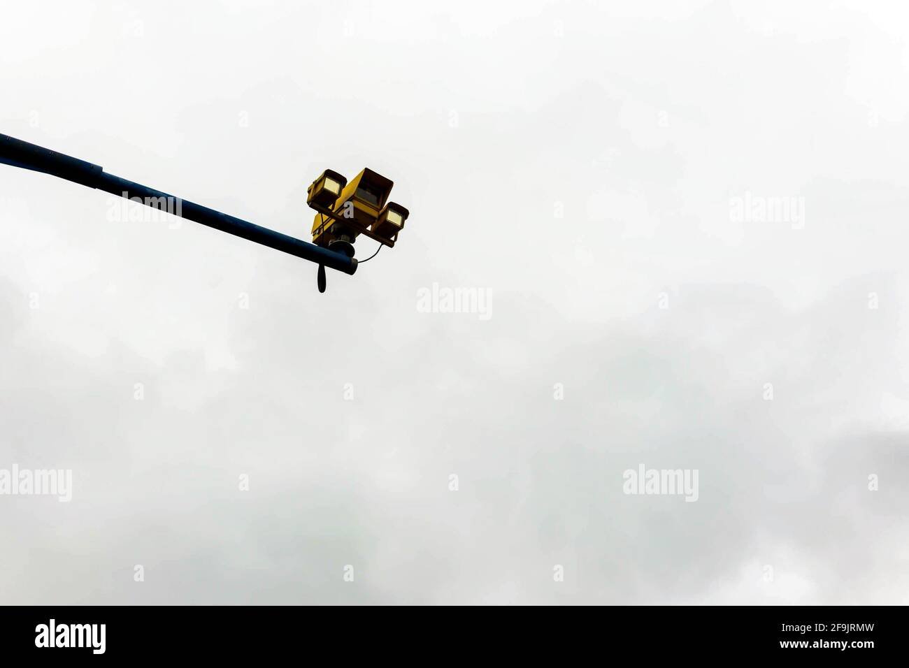 Telecamera a velocità media su autostrada UK su cielo nuvoloso Foto Stock