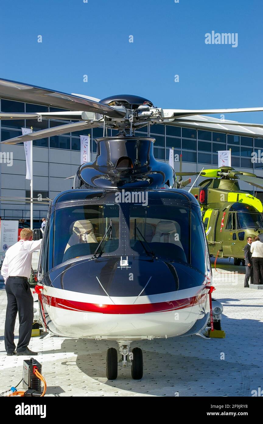 AgustaWestland AW-139 elicottero i-RAIU al Farnborough International Airshow, Hampshire, Regno Unito, 2008. Fiera. Trasporto executive Foto Stock