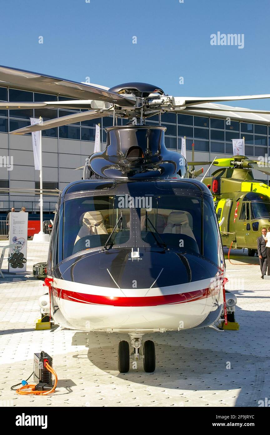 AgustaWestland AW-139 elicottero i-RAIU al Farnborough International Airshow, Hampshire, Regno Unito, 2008. Fiera. Trasporto executive Foto Stock