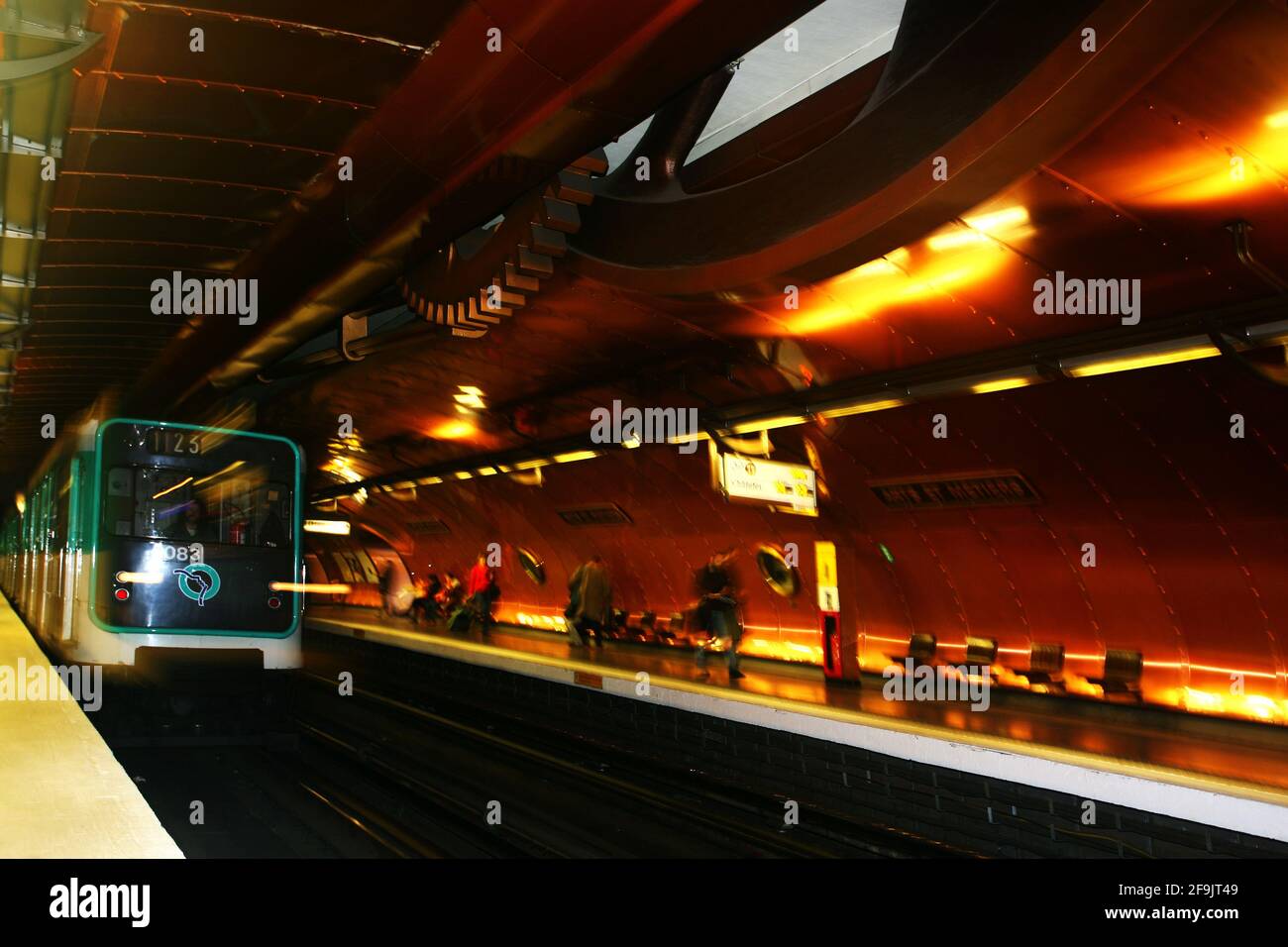 Parigi, Frankreich, U Bahn, Arts et Métiers ist ein unterirdischer mit Kupferplatten gestalteter Umsteigebahnhof der Metro a Parigi Frankreich Foto Stock