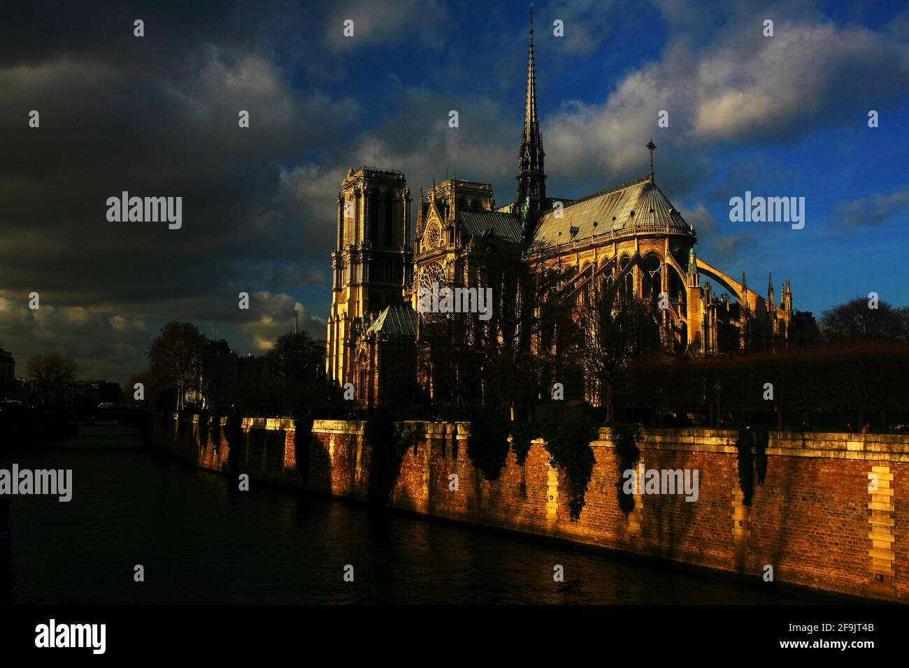 Parigi, Frankreich, Notre Dame, Blauer Himmel und beleuchtete Türme und Mauern vom Gotteshaus und Kirche Notre Dame a Parigi Foto Stock