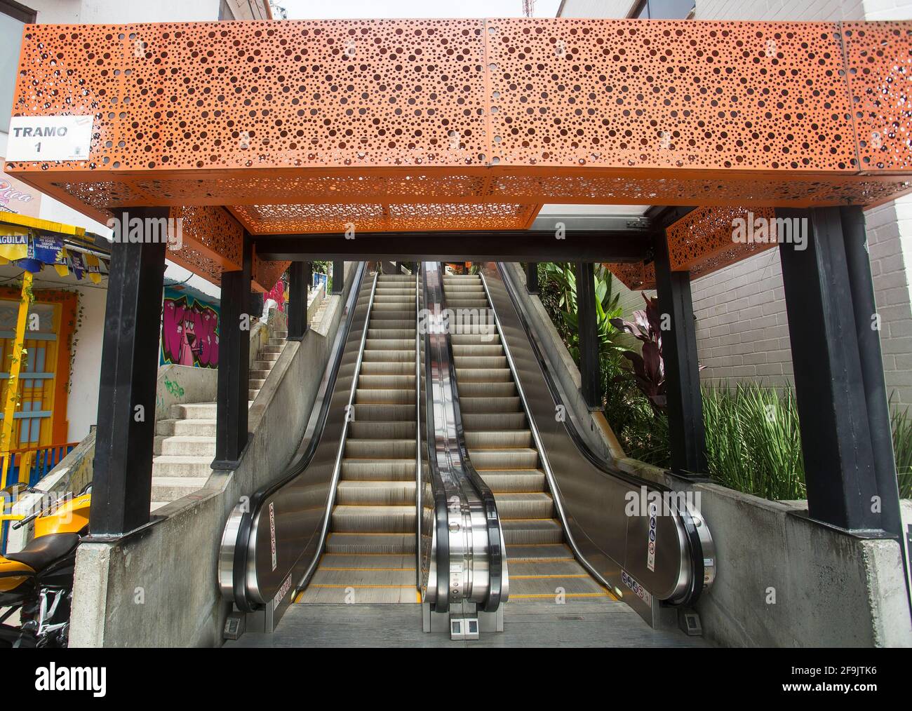 Medellín, Antioquia / Colombia - 8 luglio 2019. Scale mobili della scala comune 13. Zona turistica. Foto Stock