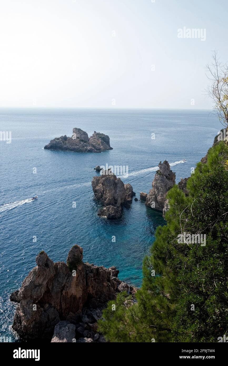 Rocce nel mare al largo della costa di Corfù, Grecia Foto Stock