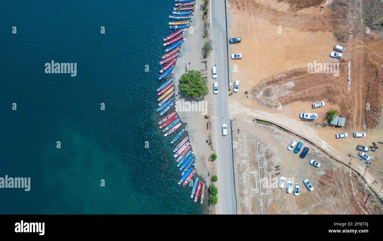 (210419) -- NINGLANG, 19 aprile 2021 (Xinhua) -- Foto aerea scattata il 17 aprile 2021 mostra la piattaforma di affinità per l'acqua che è stata rimossa lungo la riva del lago di Lugu nel villaggio di Lyujiawan, la città di Yongning, la contea autonoma di Ninglang Yi, nella provincia di Yunnan nella Cina sud-occidentale. Confinante con la provincia del Sichuan, il Lugu è il lago più alto dello Yunnan, che si erge a circa 2,700 metri sul livello del mare e circondato da montagne ricoperti di foresta. Conosciuto come la "perla scintillante incastonata nell'altopiano", il lago Lugu svolge un ruolo chiave nell'equilibrio dell'ambiente locale. Il lago di Lugu ha visto la qualità dell'acqua migliorata in YE recente Foto Stock