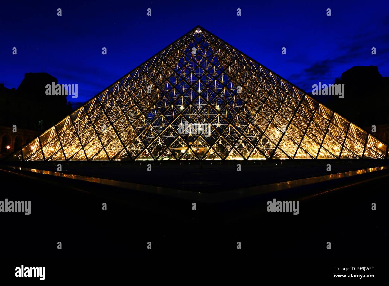 Parigi, Frankreich, die hell erleuchtete Glaspyramide des Pariser Louvre Museums strahlt a Parigi in der Nacht Foto Stock