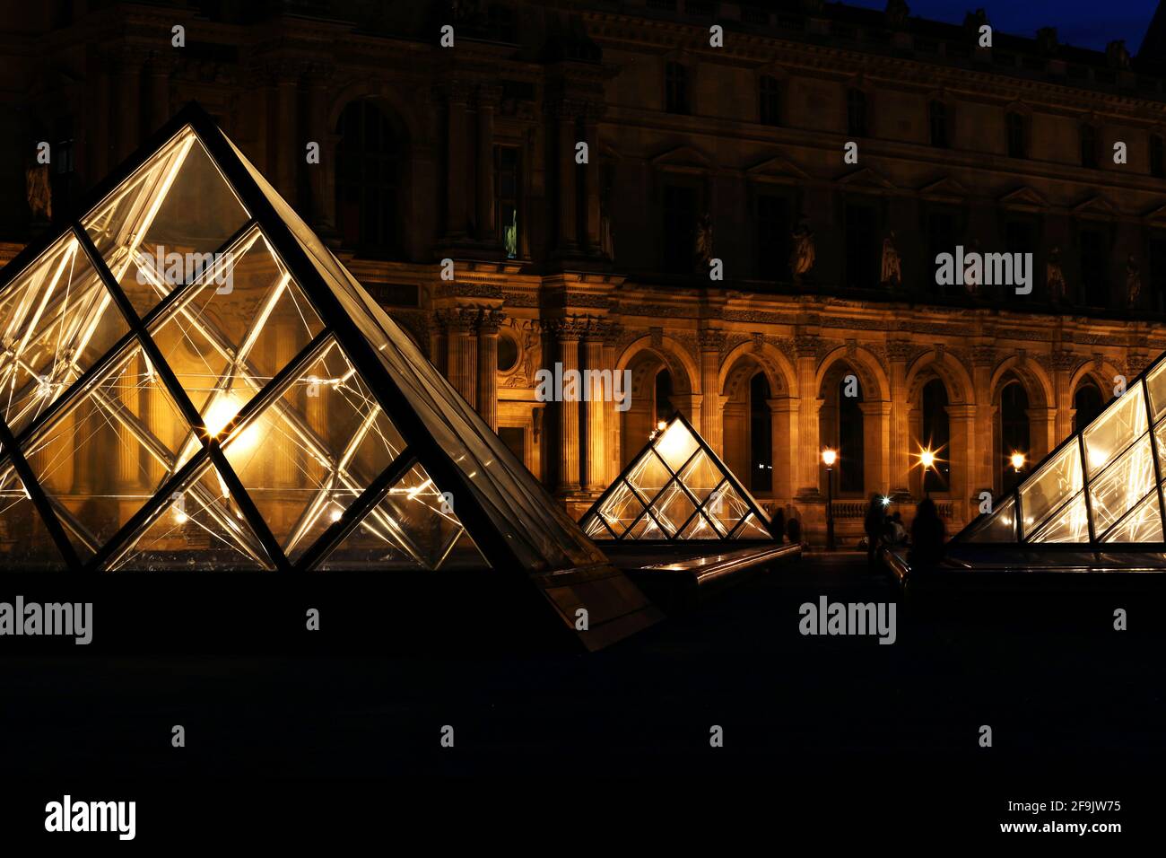 Parigi, Frankreich, die hell erleuchtete Glaspyramide des Pariser Louvre Museums strahlt a Parigi in der Nacht Foto Stock