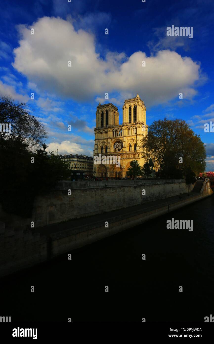 Blauer Himmel und beleuchtete Türme vom Gotteshaus und Kirche Notre Dame a Parigi Foto Stock