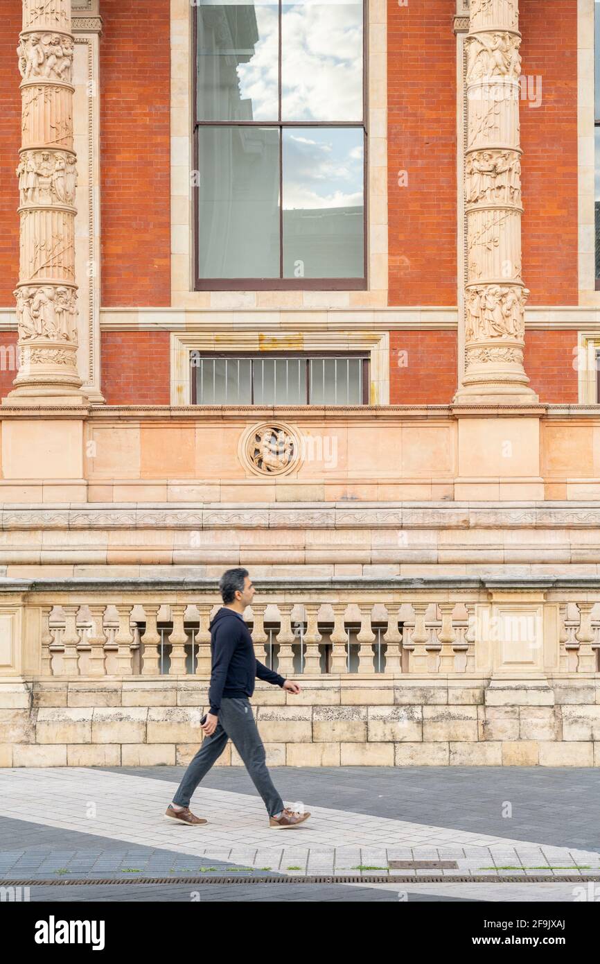 Luglio 2020. Londra. Persone del Victoria and Albert o V e UN museo, Londra, Inghilterra Foto Stock