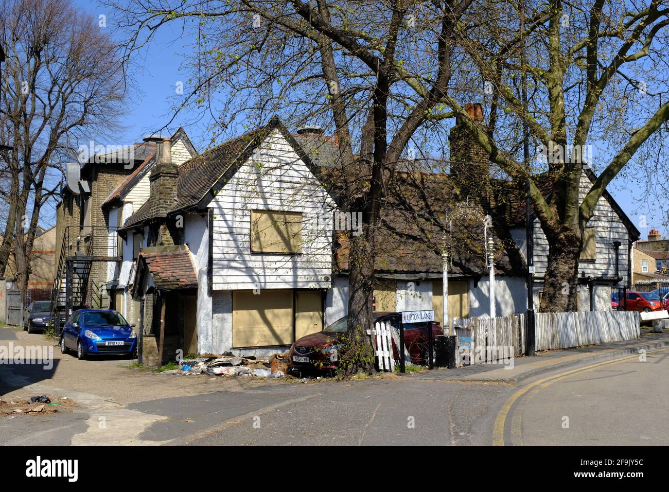 FOREST GATE, LONDRA - 19 APRILE 2021: Imbarco di grado II elencato casa pubblica il cane puntato a Newham. Una volta un rifugio di caccia per re Enrico VIII Foto Stock