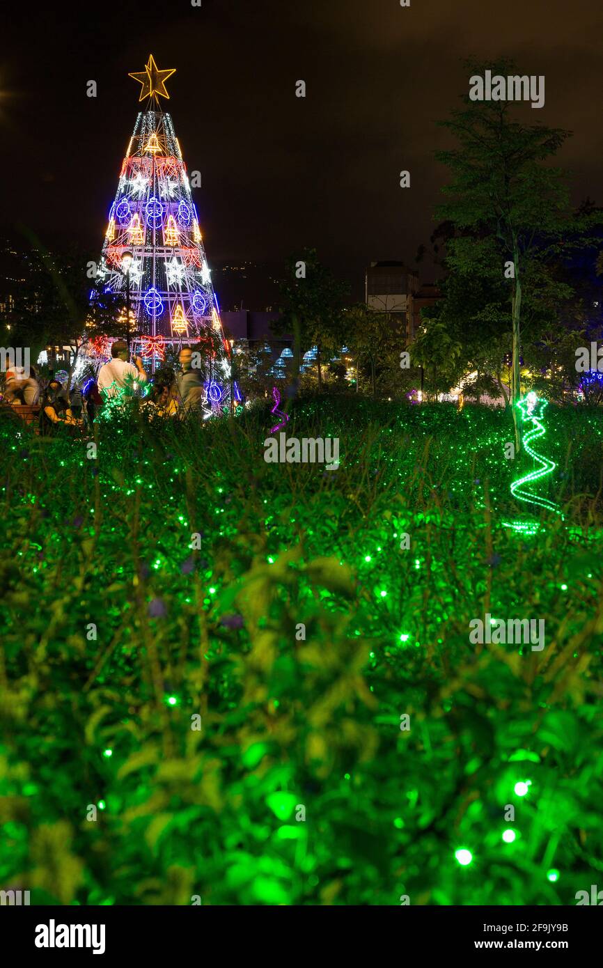 Medellin, Antioquia / Colombia - 10 dicembre 2019. Le luminose figure a tema natalizio decorano il settore Parques del Río Foto Stock