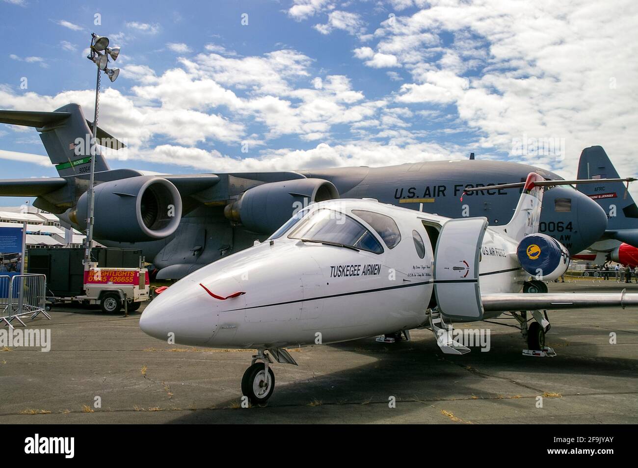 USAF, United States Air Force, jet plane chiamato Tuskegee Airmen al Farnborough International Airshow, Hampshire, UK, 2008. Faggio T-1A. C17 dietro Foto Stock