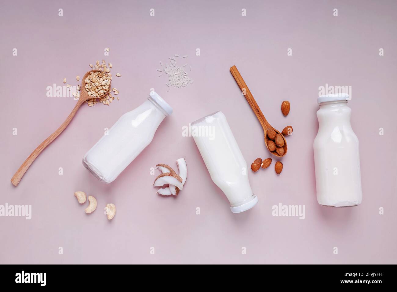 Bottiglie con latte a base di piante senza latte Foto Stock