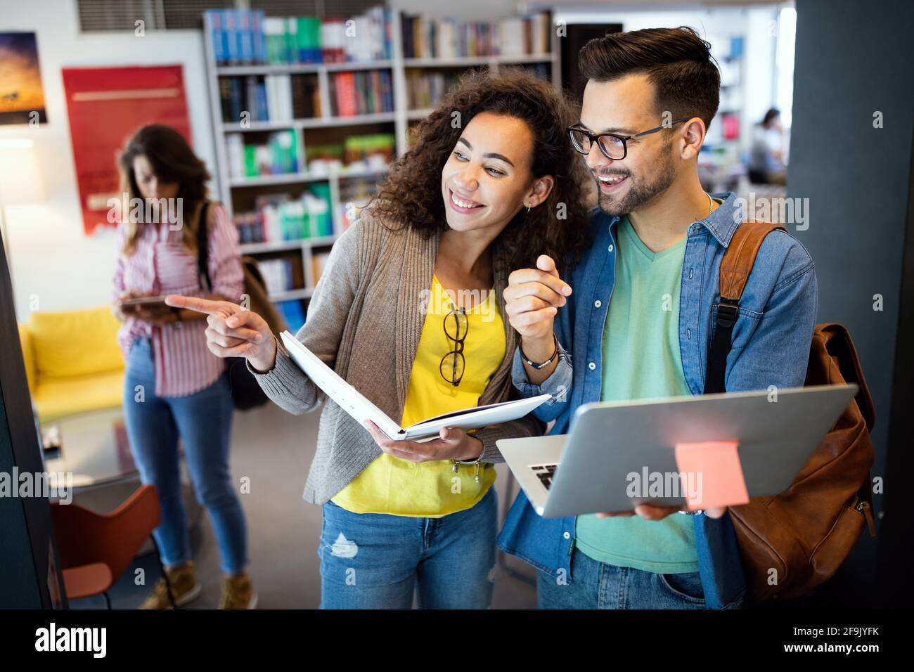 Gruppo di studenti studiano in biblioteca. Apprendimento e preparazione per l'esame universitario. Foto Stock
