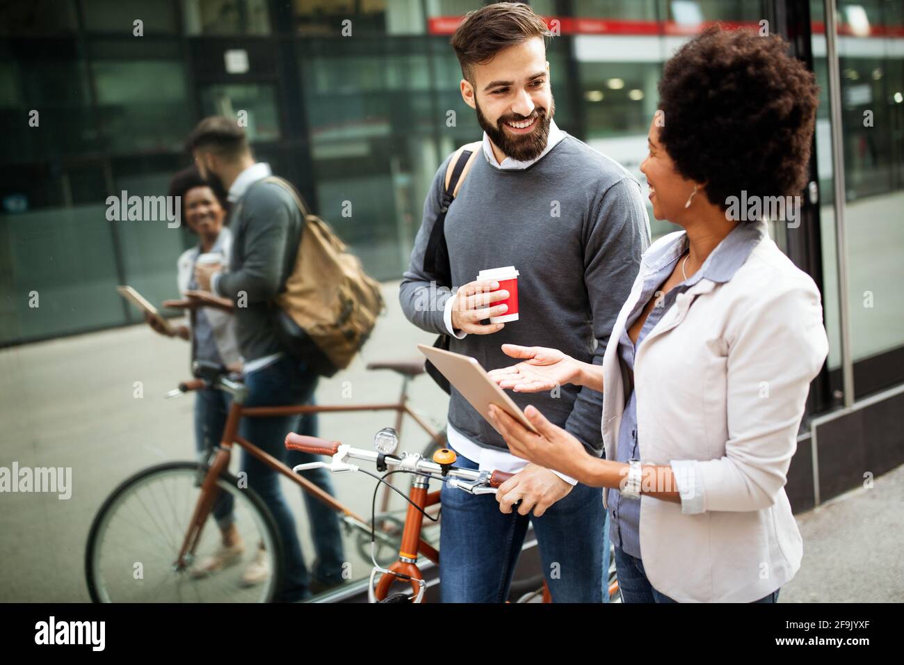 Ritratto di happy business amici godendo la pausa dalla riunione Foto Stock