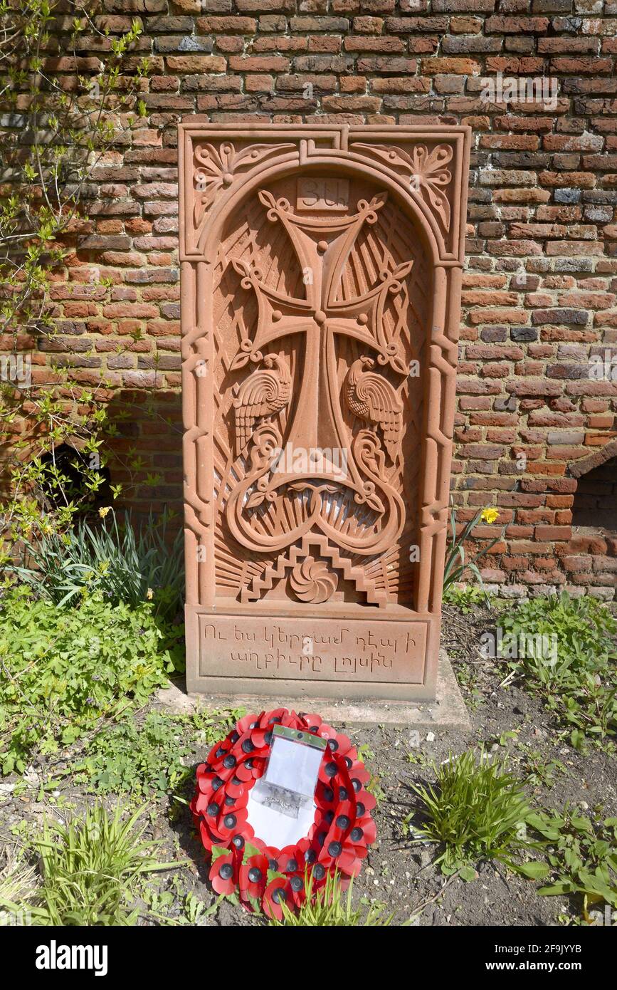 Canterbury, Kent, Regno Unito. Cattedrale di Canterbury: Kent War Memorial Garden - Armenian khachkar (‘croce pietra’) 2019, commemorando il genocidio armeno di Foto Stock