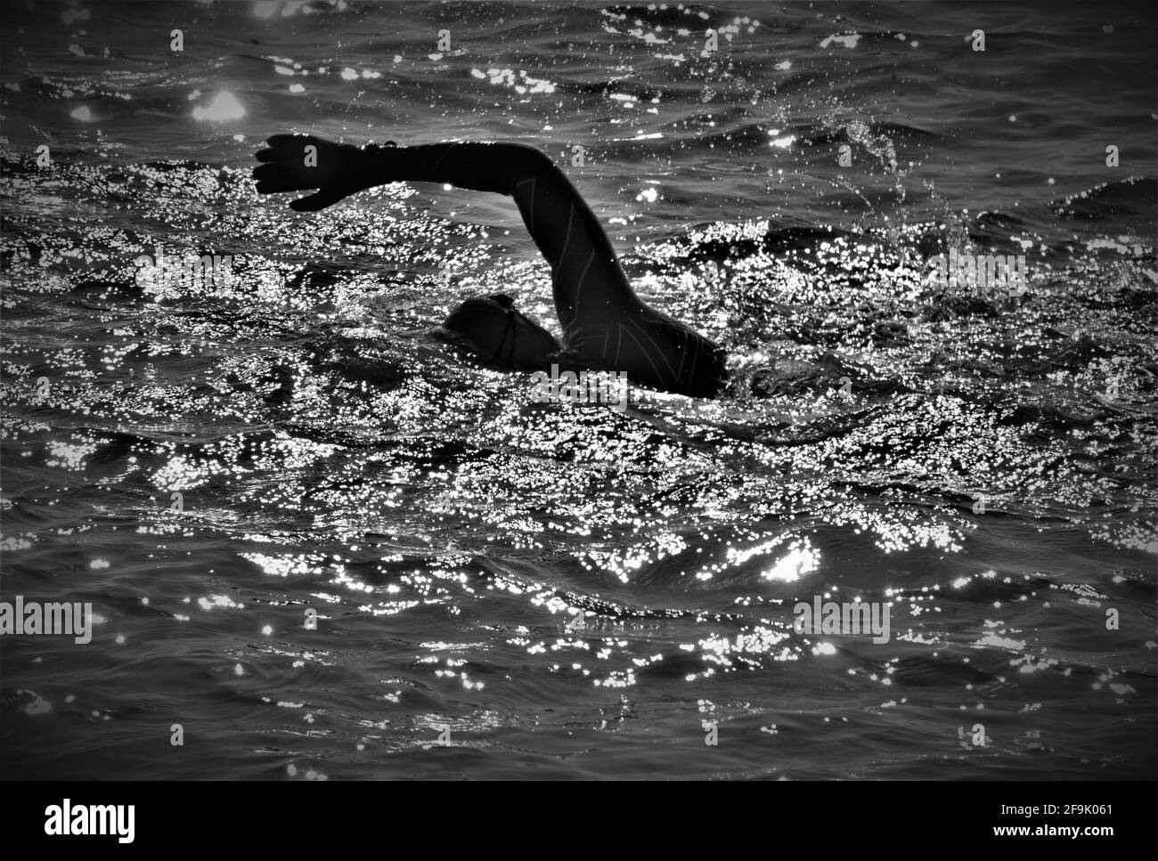 Nella foto sono presenti nuotatori d'acqua fredda che godono di una vita dopo il blocco al largo di Coney, spiaggia, Porthcawl, Galles del Sud, Aprile 2021 Foto Stock