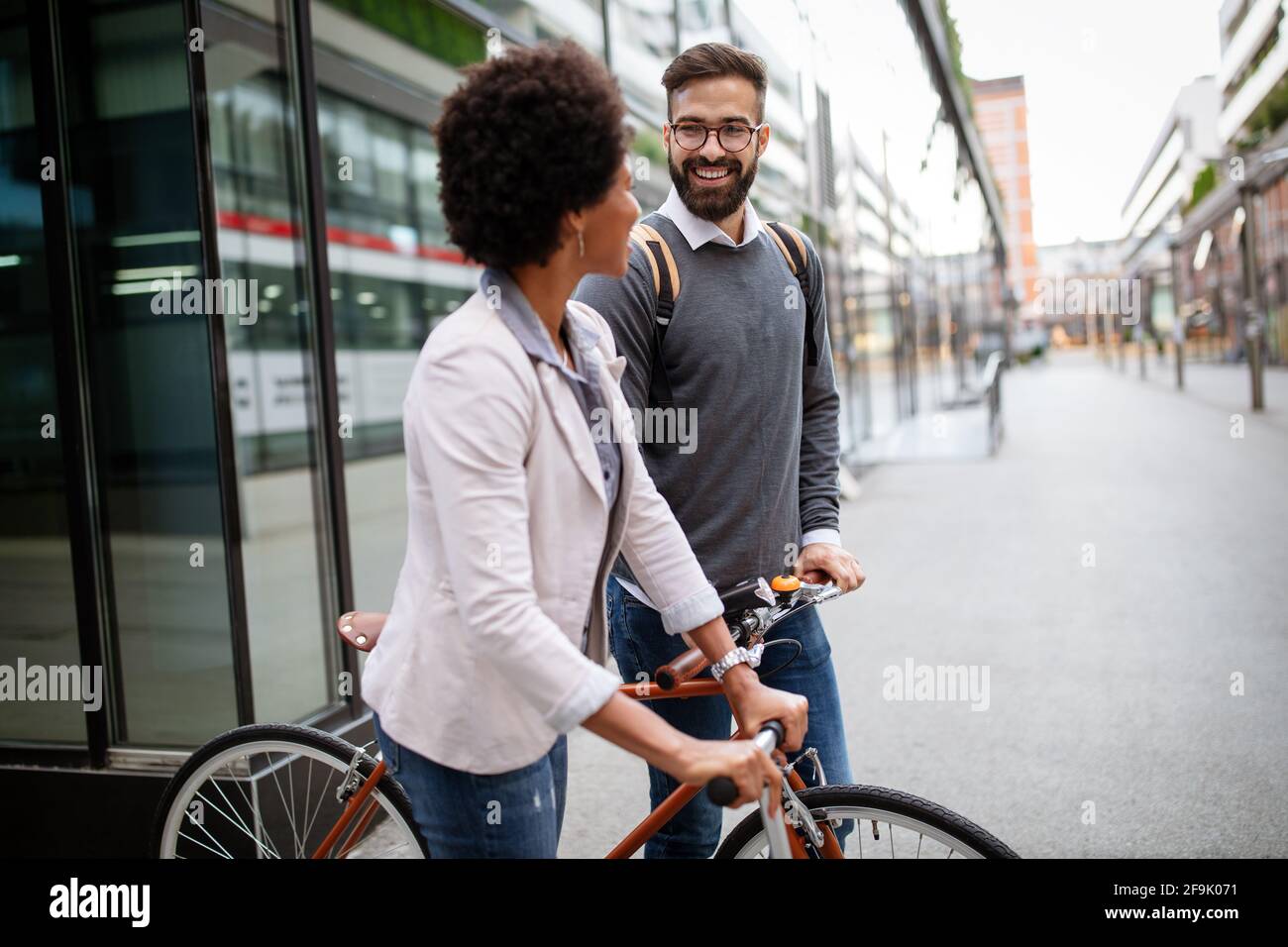 Coppia giovane divertimento in città e andare in bicicletta Foto Stock
