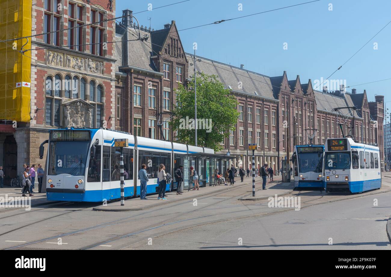 Amsterdam, Paesi Bassi - 14 maggio 2018: Tram pubblico alla stazione centrale di Amsterdam, Olanda. Foto Stock