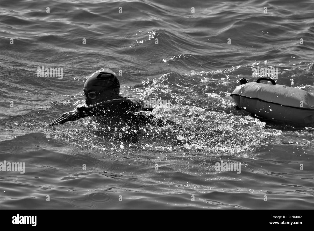 Nella foto sono presenti nuotatori d'acqua fredda che godono di una vita dopo il blocco al largo di Coney, spiaggia, Porthcawl, Galles del Sud, Aprile 2021 Foto Stock