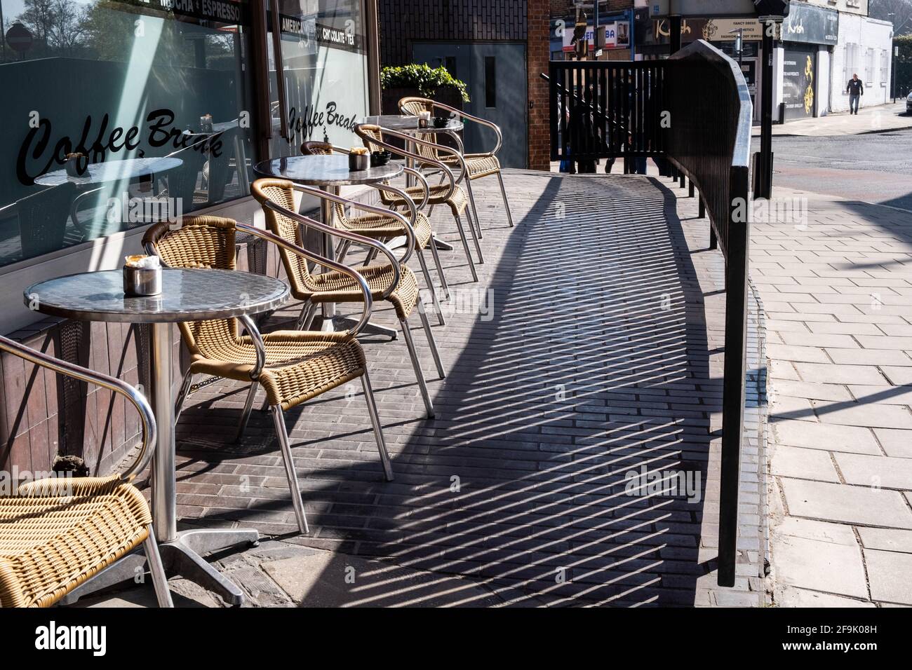 Kingston Upon Thames London UK, aprile 19 2021, tavolo vuoto e sedie posti a sedere all'esterno DI un caffè o di un ristorante come Covid restrizioni sono revocate Foto Stock
