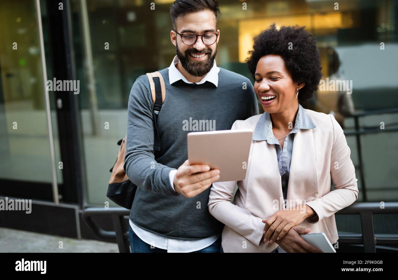 Ritratto di happy business amici godendo la pausa dalla riunione Foto Stock