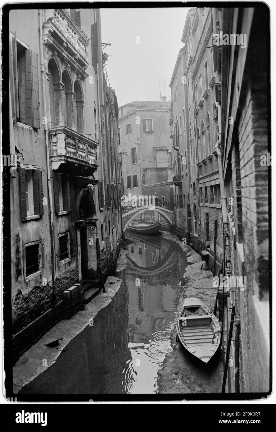 Venezia in Veneto Febbraio 1982 Venezia; Venezia: Venesia o Venexia è una città del nord-est Italia e capitale del Veneto. E' costruito su un gruppo di 118 piccole isole separate da canali e collegate da oltre 400 ponti Foto Stock