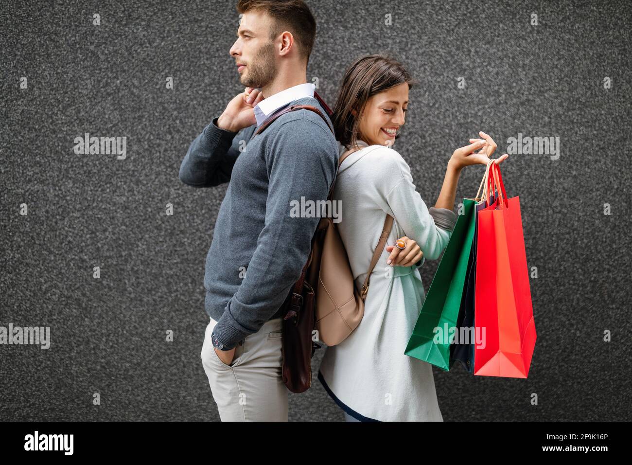 Coppia felice con borse di shopping. Vendita, viaggi, amore consumismo e concetto di persone. Foto Stock