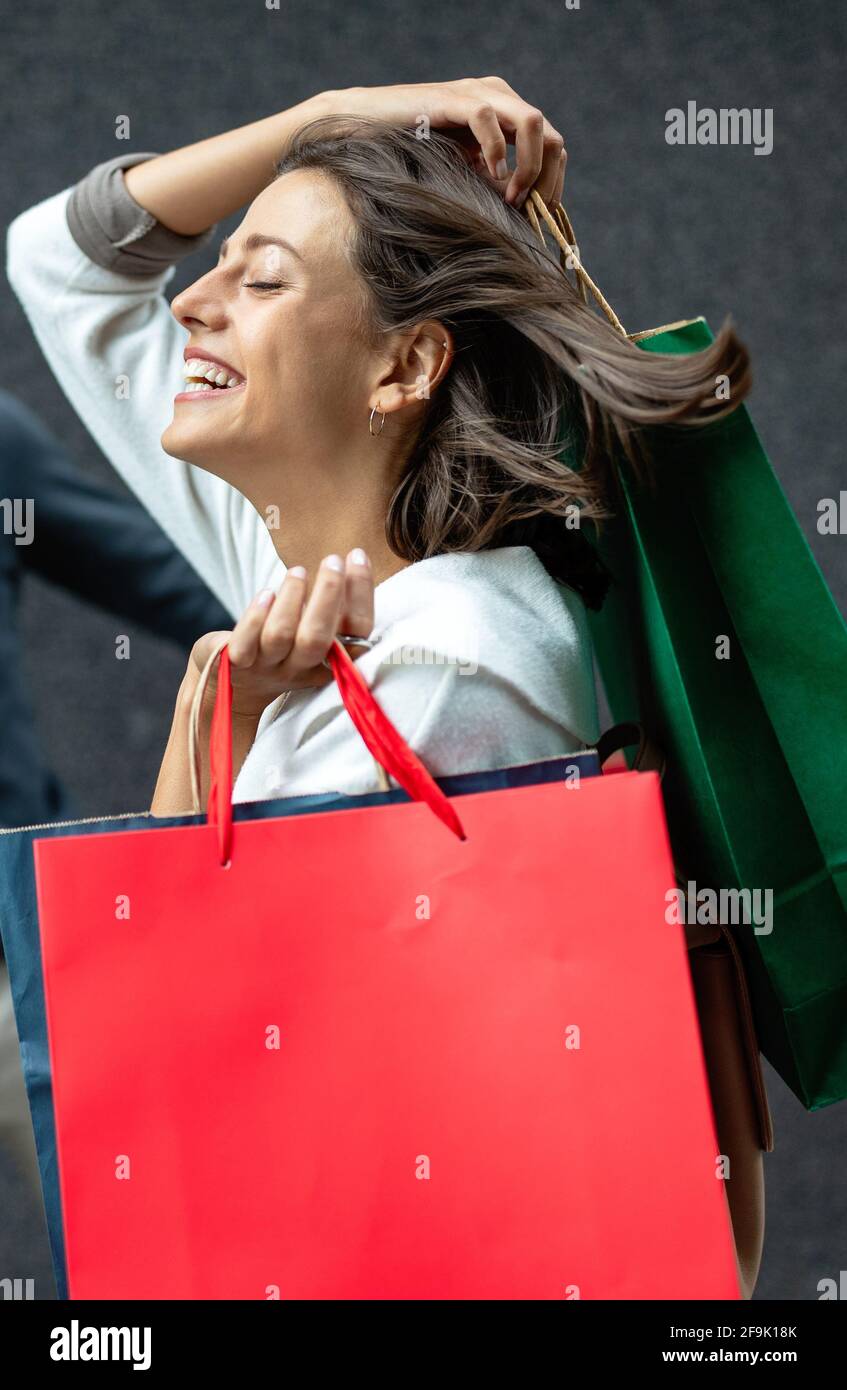 Donna felice con le borse della spesa godendo di shopping. Il consumismo, shopping, il concetto di stile di vita Foto Stock