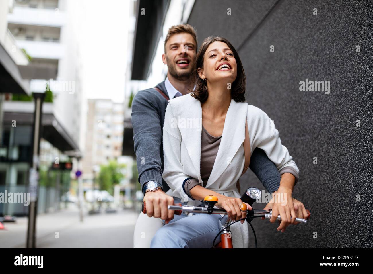 Bella coppia felice innamorato in bicicletta in città Foto Stock