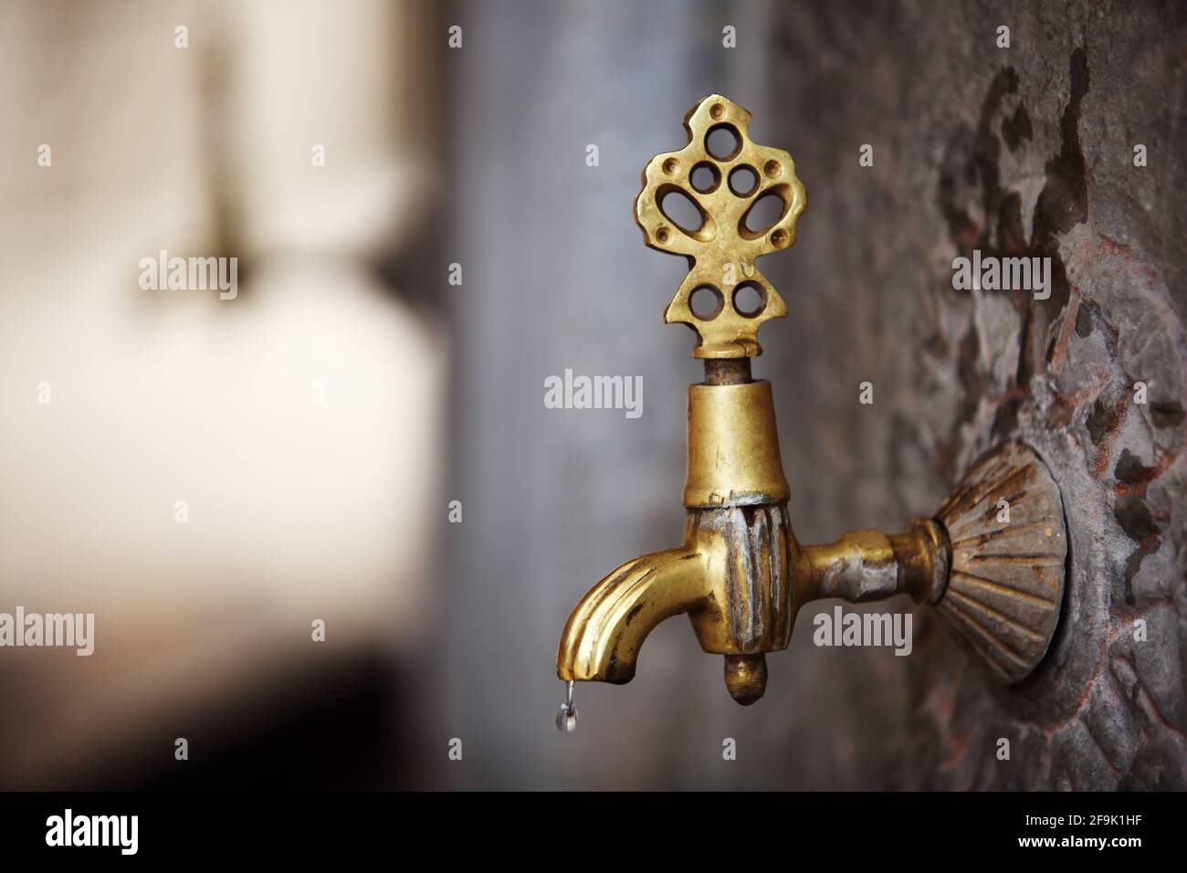 Antico rubinetto in ottone nello spazio di Wudu (Ablution) nel cortile del santuario di Mevlana Jalal ad-DIN Mu?ammad Rumi – Konya. Foto Stock