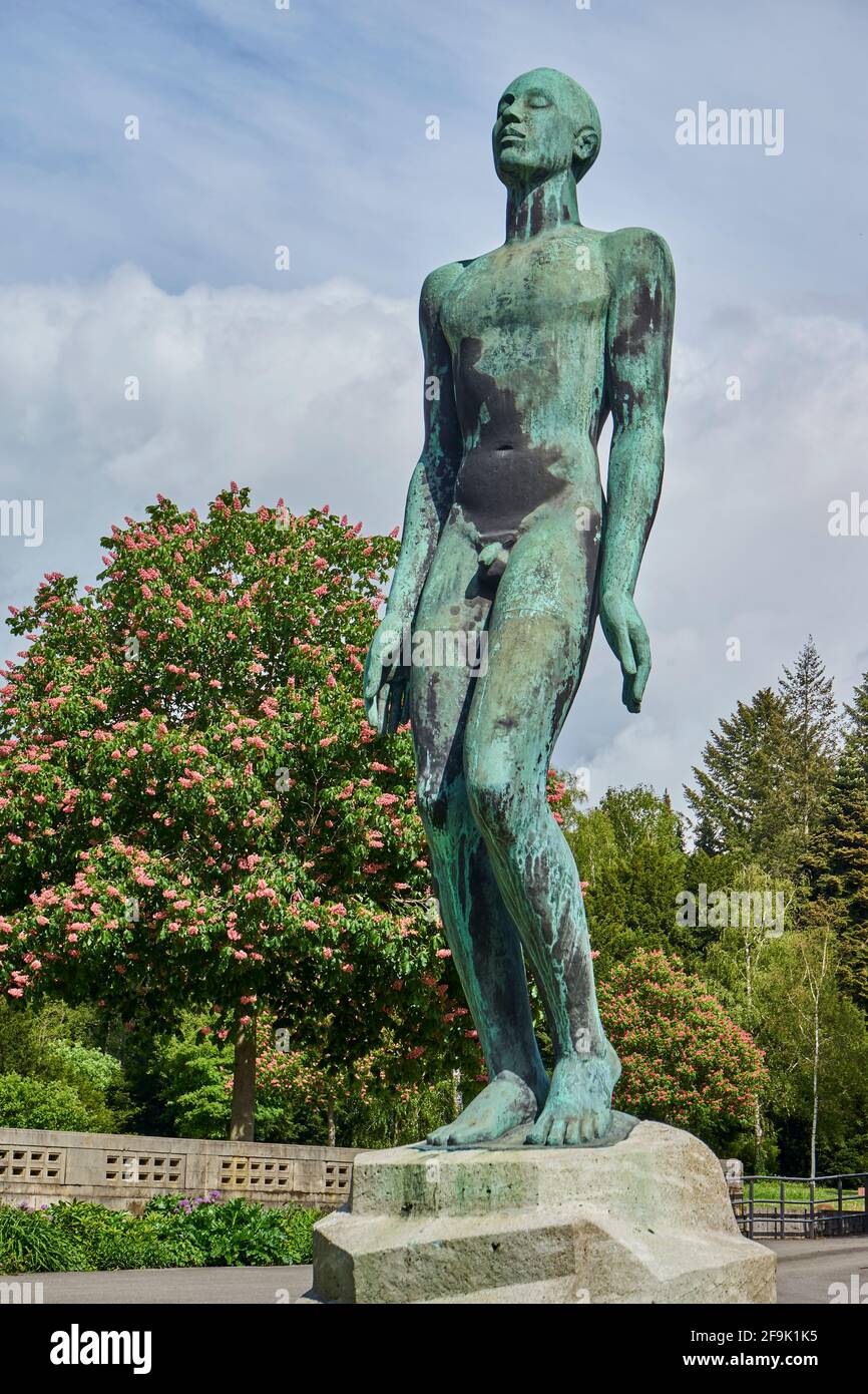 Statua di Adamo, aus Bronze, von Georg Kolbe, Hauptfriedhof, Francoforte sul meno, Hessen, Germania Foto Stock
