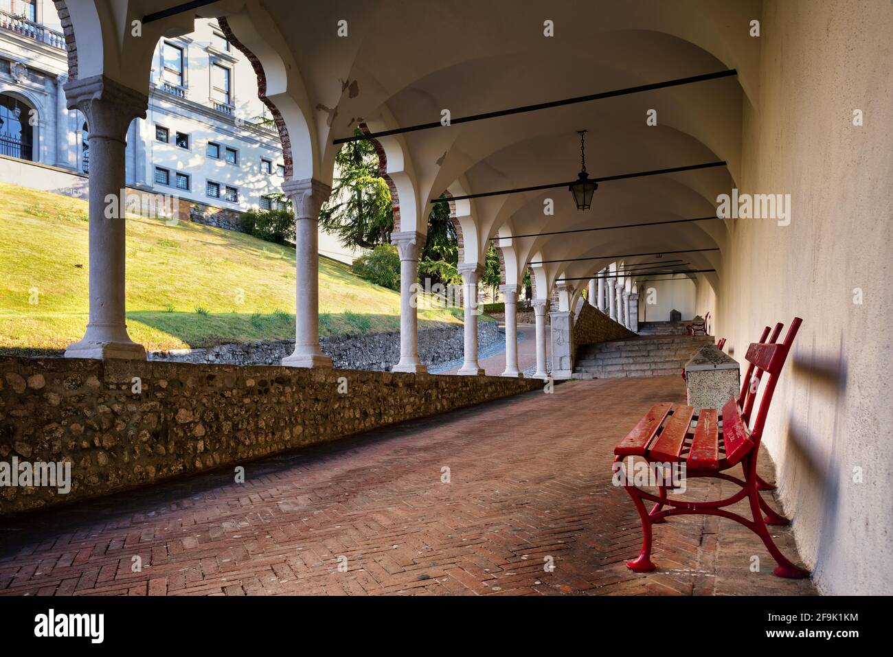Vista su un bellissimo portico italiano che conduce al castello cittadino di Udine. Architettura storica italiana. Foto Stock