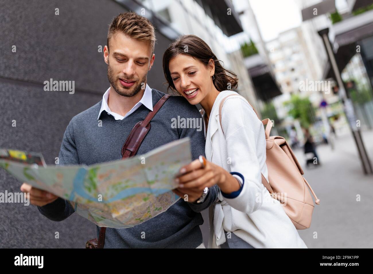 Felice giovane coppia turistica strada a piedi in vacanza insieme Foto Stock