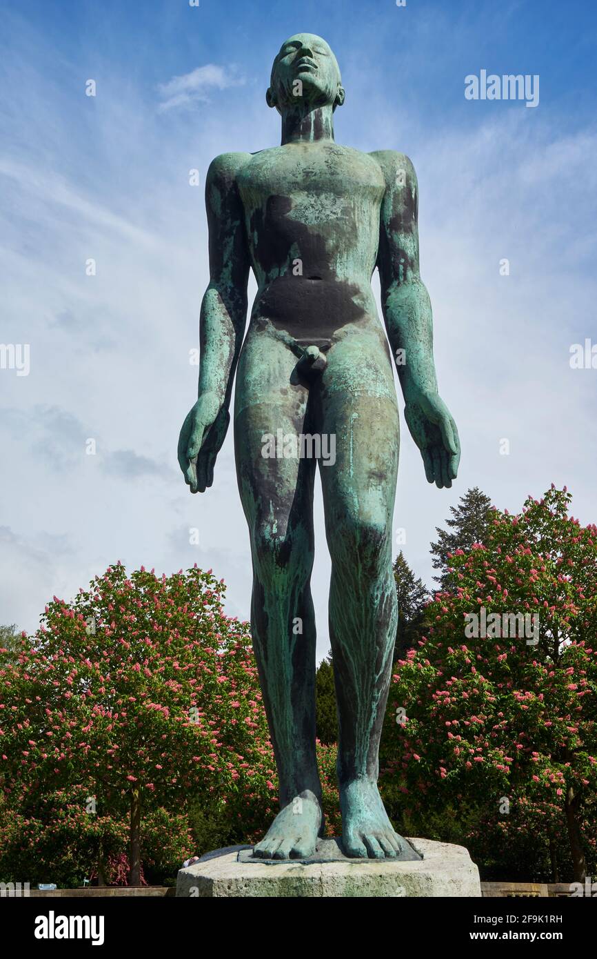 Statua di Adamo, aus Bronze, von Georg Kolbe, Hauptfriedhof, Francoforte sul meno, Hessen, Germania Foto Stock