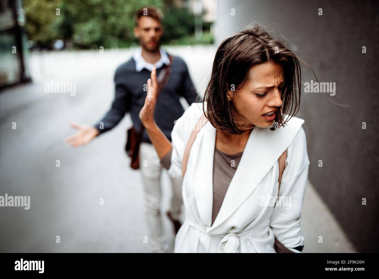 Triste giovane donna e uomo all'aperto sulla strada che ha problemi di relazione Foto Stock