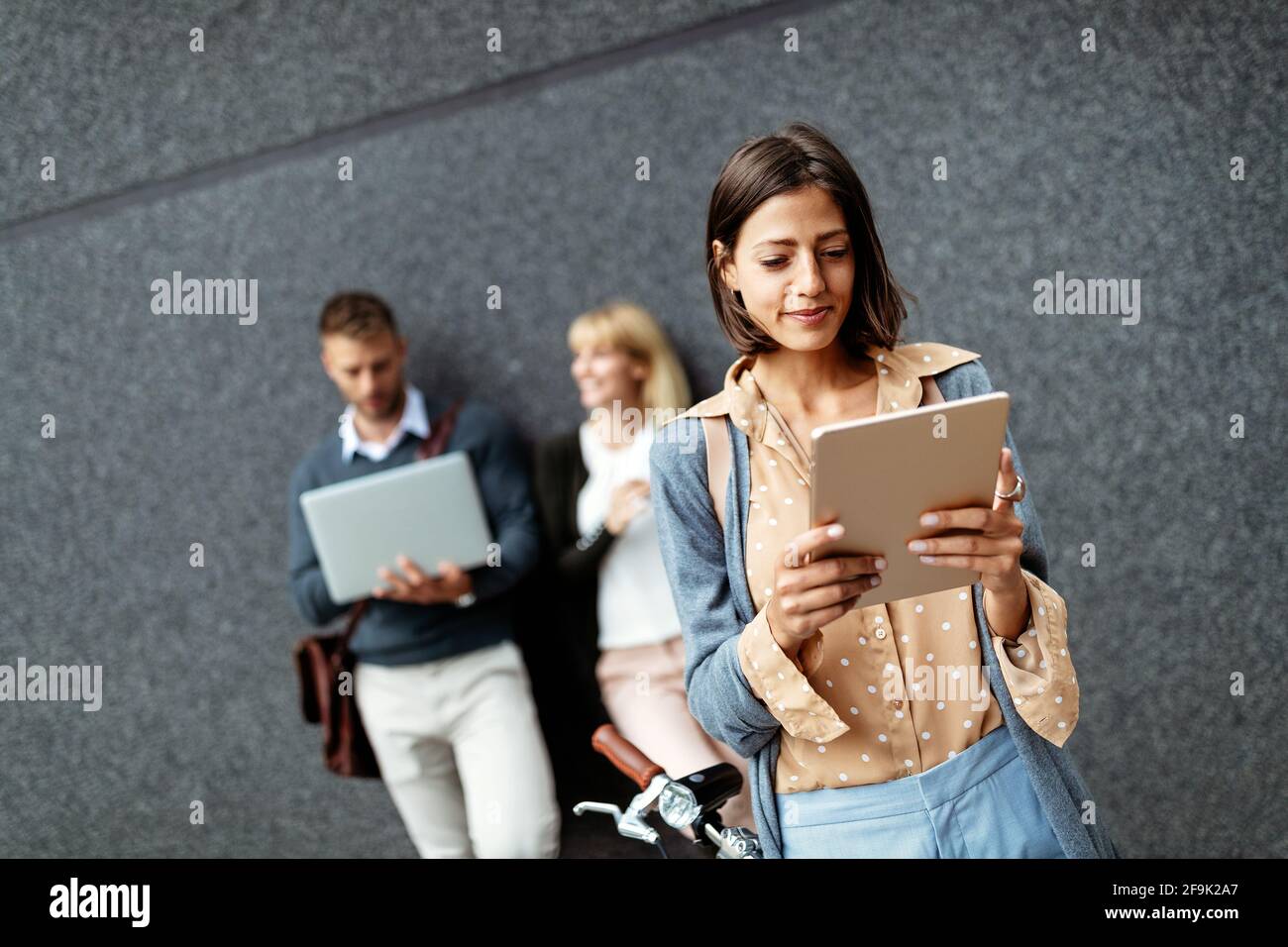 I giovani uomini di affari di lavoro all'aperto, di brainstorming. Concetto di tecnologia Foto Stock