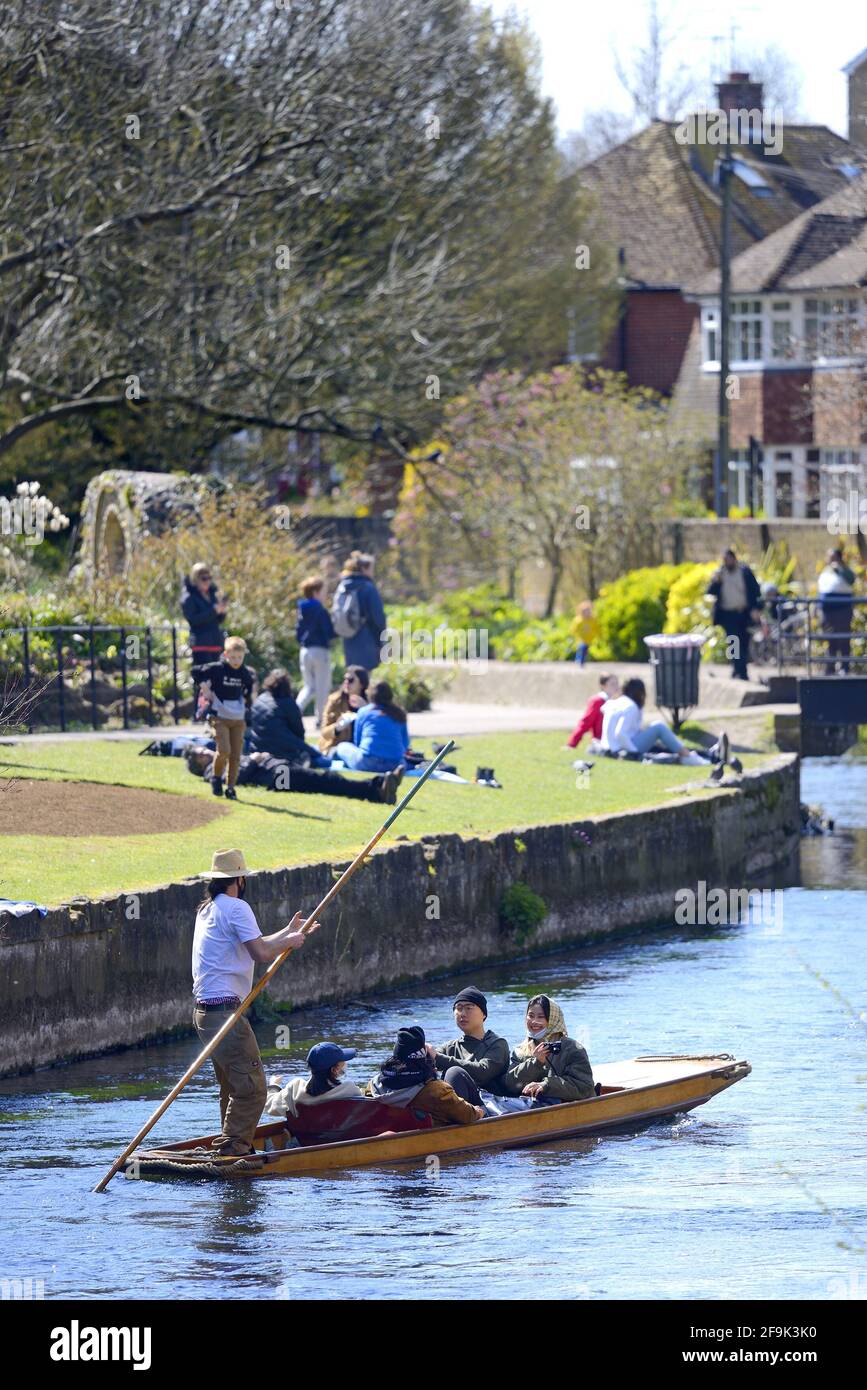 A Canterbury Kent, Regno Unito. Westgate Gardens / Fiume Stour. Punto di partenza turistico per fare gite in barca dal punt Foto Stock