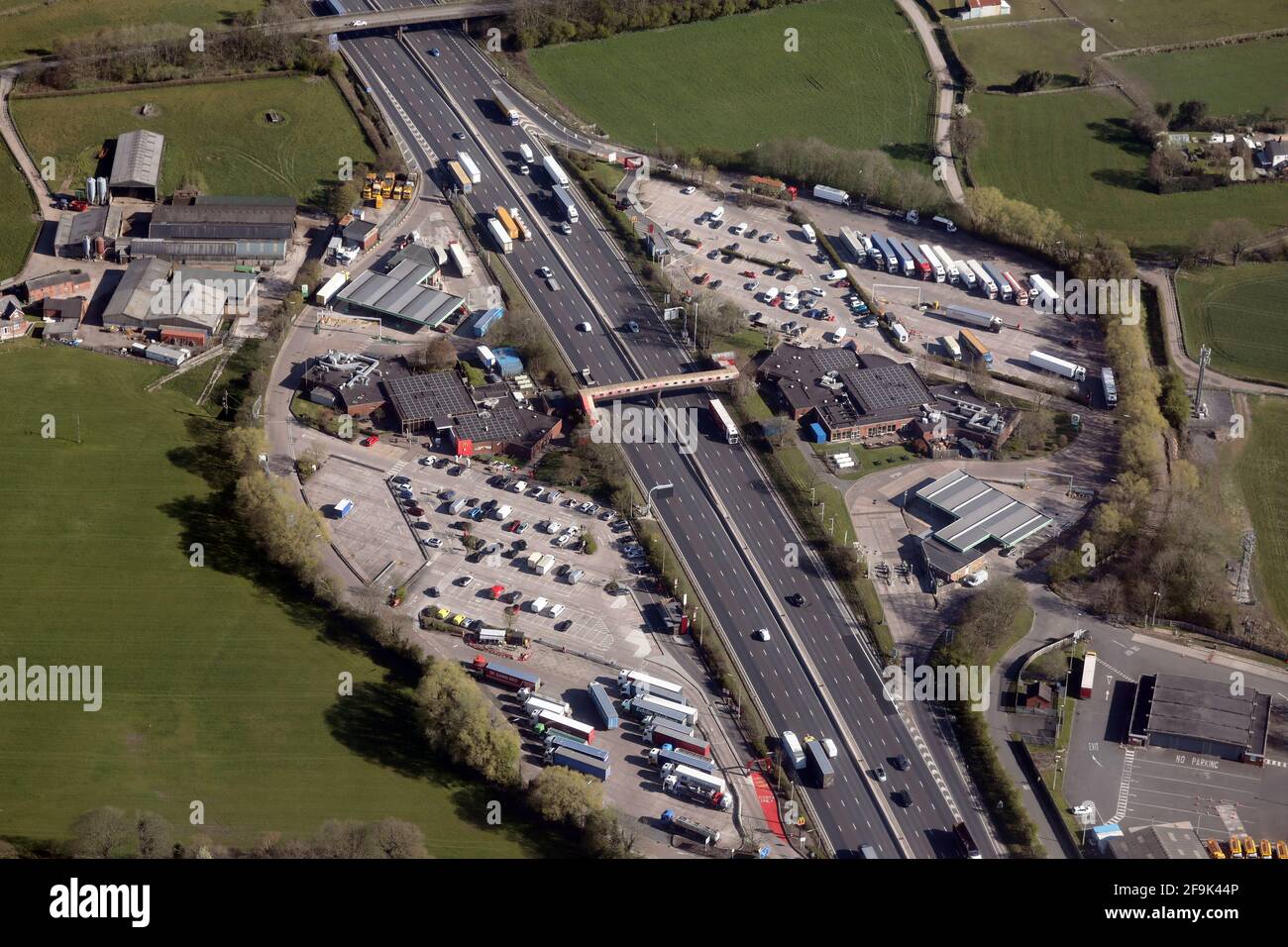 Vista aerea dei servizi Keele Welcome Break sulla M6 Autostrada in Staffordshire (presa da est guardando ovest) Foto Stock