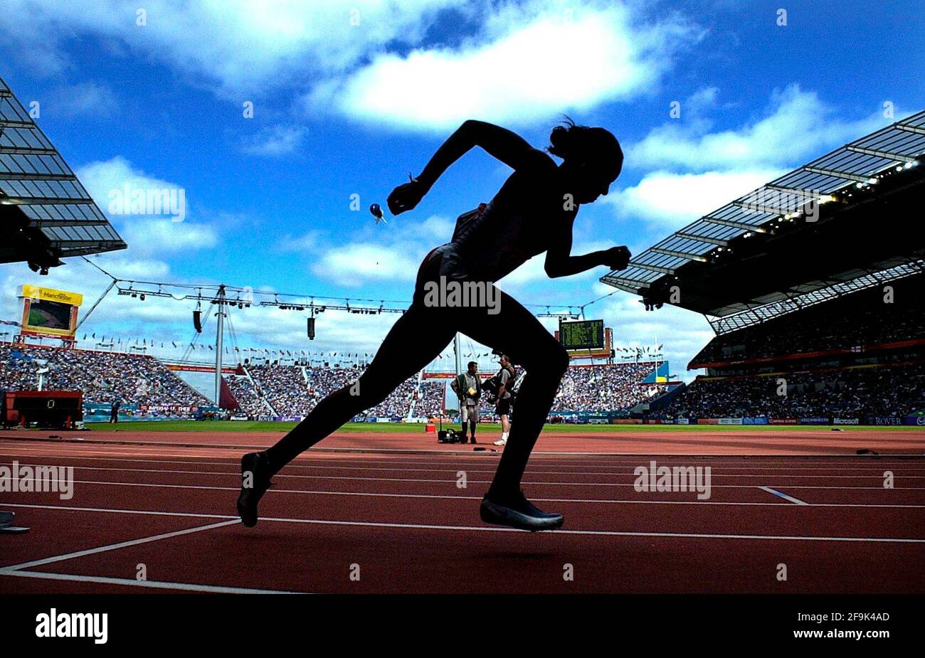 COMMONWEALTH GIOCHI A MANCHESTER 27/7/2002 WOMANS 400M ROUND 2 HEAT 3 NIEKIESHA CHARLES (TRI) IMMAGINE DAVID ASHDOWN. Foto Stock