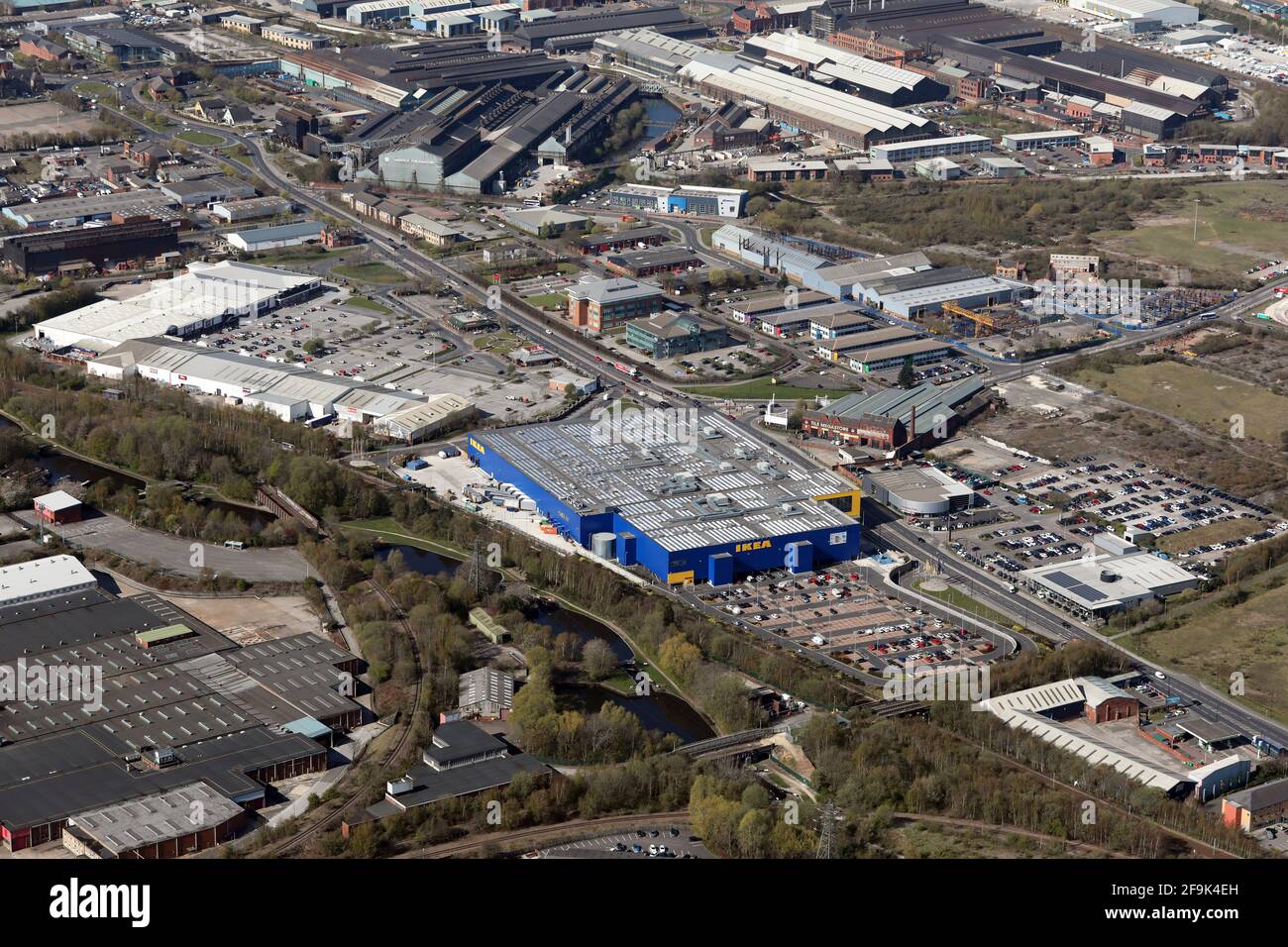 Vista aerea del negozio di mobili IKEA Sheffield, con i parchi commerciali e commerciali Meadowhall e la sede centrale della polizia del South Yorkshire sullo sfondo Foto Stock