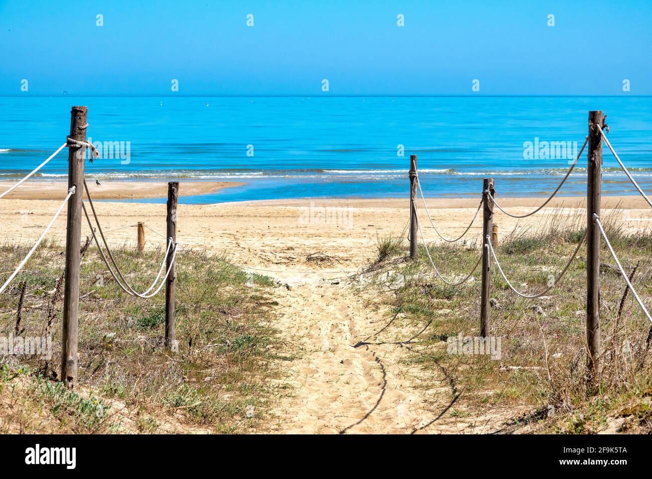 Accesso alla spiaggia nell'area marina protetta di Torre del Cerrano, Pineto, Italia Foto Stock