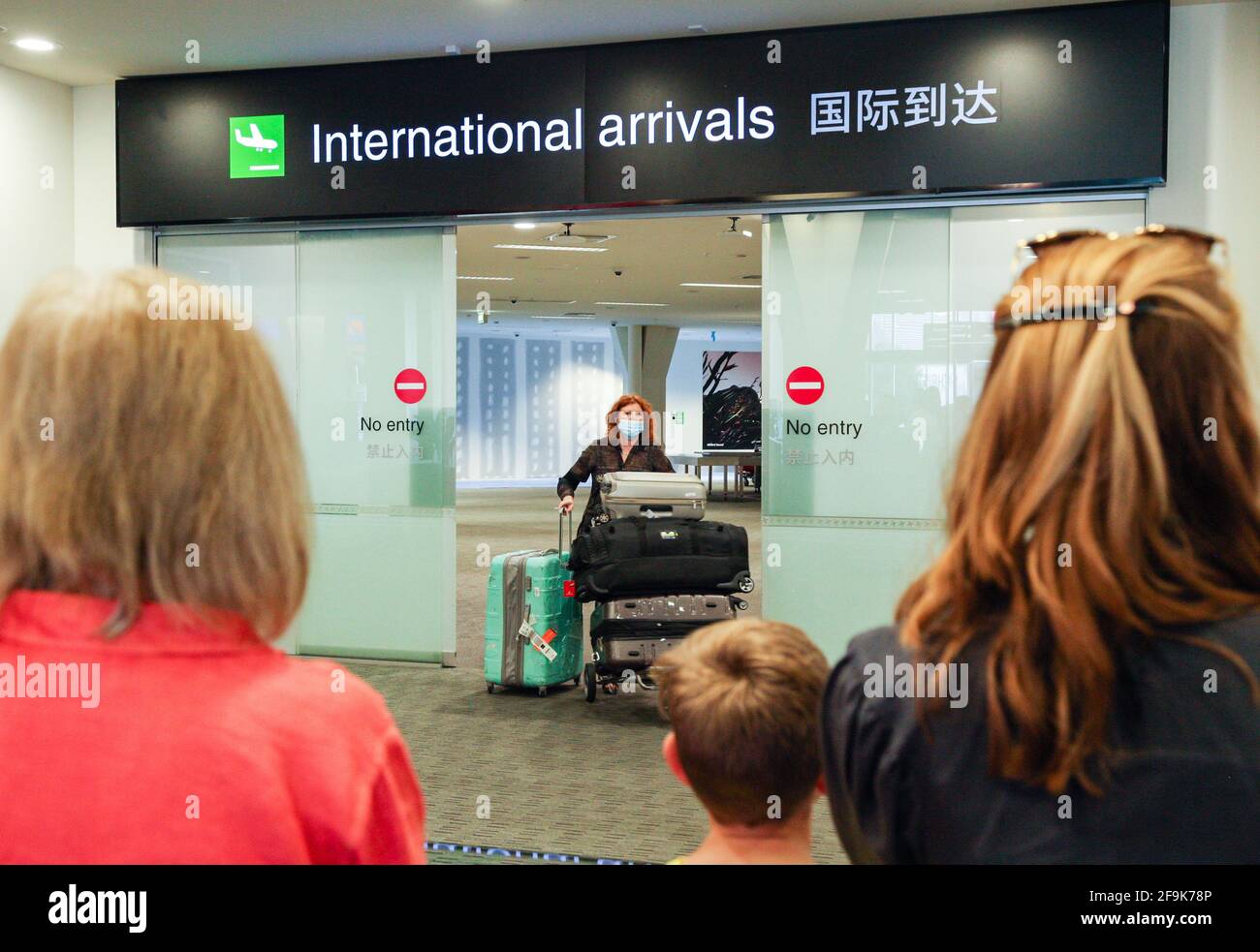 Wellington, Nuova Zelanda. 19 Apr 2021. La gente aspetta di prendere i loro parenti dall'Australia all'area di arrivo di un aeroporto a Christchurch, Nuova Zelanda, il 19 aprile 2021. L'apertura della bolla trans-Tasman o il viaggio senza quarantena tra la Nuova Zelanda e l'Australia il lunedì ha permesso la riunificazione di molte famiglie separate dal Mare di Tasman e la prolungata pandemia COVID-19. Credit: Li Xiaogang/Xinhua/Alamy Live News Foto Stock