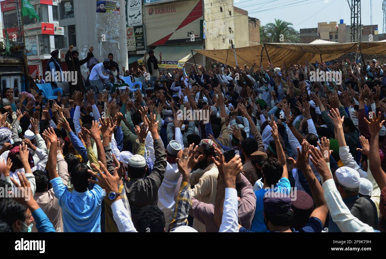 Lahore, Pakistan. 19 Apr 2021. I sostenitori del partito Tehreek-e-Labbaik Pakistan (TLP) portano la bara e gridano slogan durante la preghiera funeraria del loro collega di un compagno ucciso nello scontro domenicale con le forze di sicurezza, Una protesta dopo che il loro capo è stato arrestato a seguito del suo appello per l'espulsione dell'ambasciatore francese a Lahore. (Foto di Rana Sajid Hussain/Pacific Press) Credit: Pacific Press Media Production Corp./Alamy Live News Foto Stock
