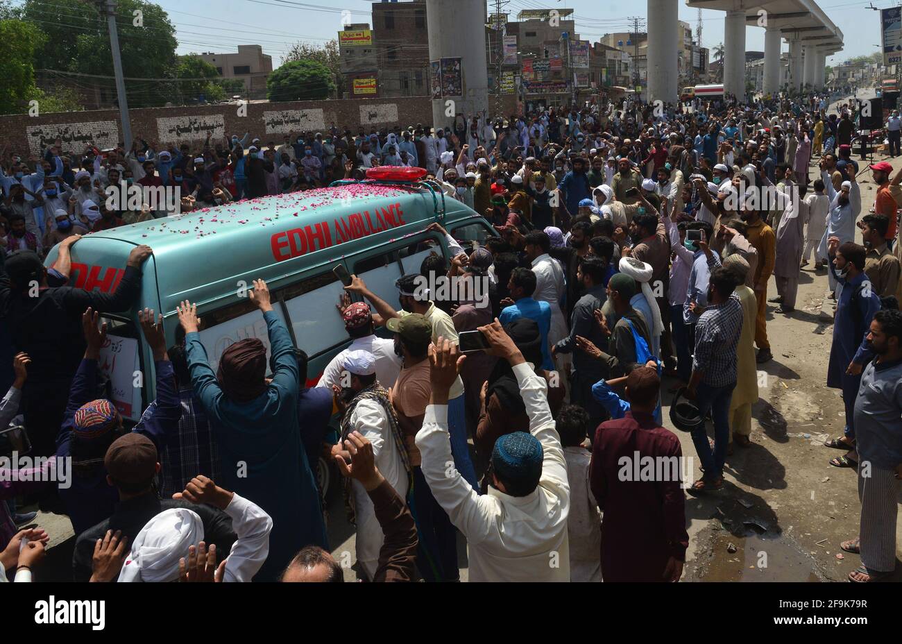 Lahore, Pakistan. 19 Apr 2021. I sostenitori del partito Tehreek-e-Labbaik Pakistan (TLP) portano la bara e gridano slogan durante la preghiera funeraria del loro collega di un compagno ucciso nello scontro domenicale con le forze di sicurezza, Una protesta dopo che il loro capo è stato arrestato a seguito del suo appello per l'espulsione dell'ambasciatore francese a Lahore. (Foto di Rana Sajid Hussain/Pacific Press) Credit: Pacific Press Media Production Corp./Alamy Live News Foto Stock