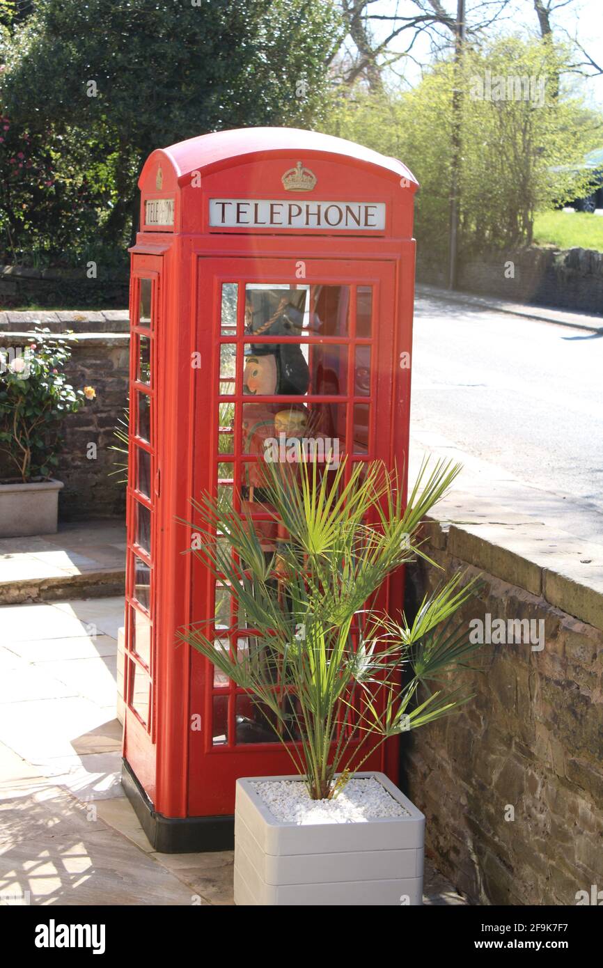 Grado 2 elencato K6 scatola telefonica rossa disegnata da Giles Gilbert Scott con un soldato di legno dipinto di dimensioni complete all'interno. Upholland Lancashire Regno Unito Foto Stock