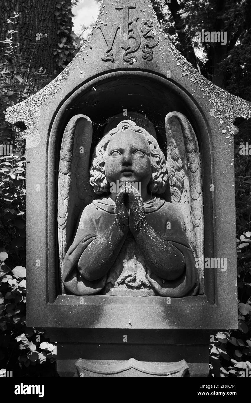 Engel, Relief aus Stein, Grabmal, Hauptfriedhof Frankfurt, Hessen, Germania Foto Stock